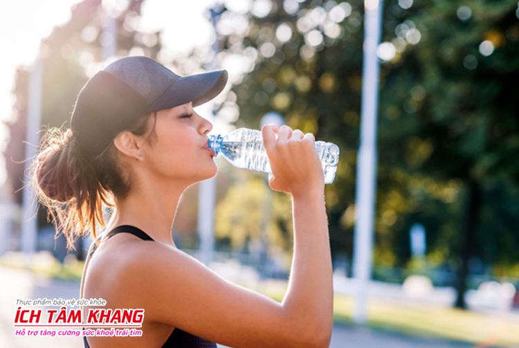 Uống đủ nước lọc tinh khiết cũng là cách hạ huyết áp tại nhà hiệu quả